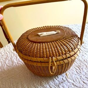 Adorable, classic, Nantucket basket purse. Perfect for Summer and beach.